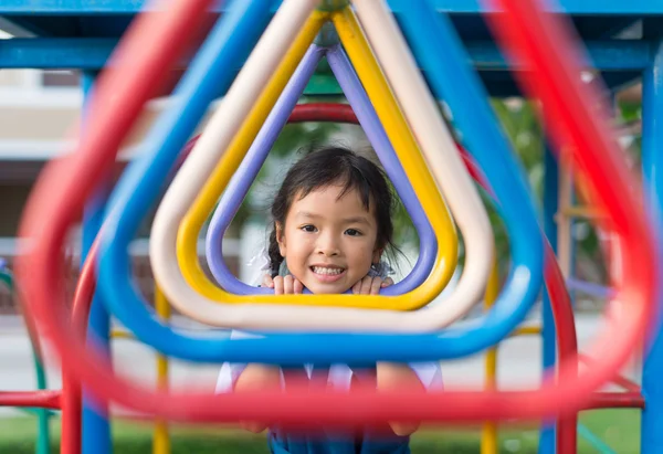 Petite fille aime jouer dans une aire de jeux pour enfants — Photo