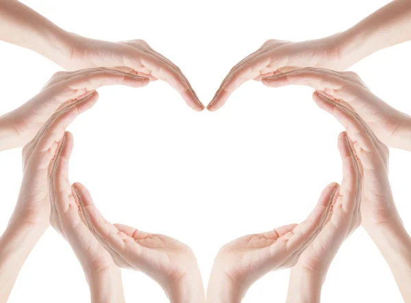 Eller üzerinde beyaz izole kalp şekli yapma