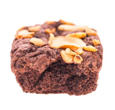 Çikolatalı kek beyaz arka planda izole edilmiş.