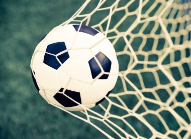 Futbol topu kalede yeşil çim - retro vintage filtre net 