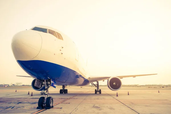 Estacionamiento comercial de aviones - efecto de filtro retro vintage —  Fotos de Stock