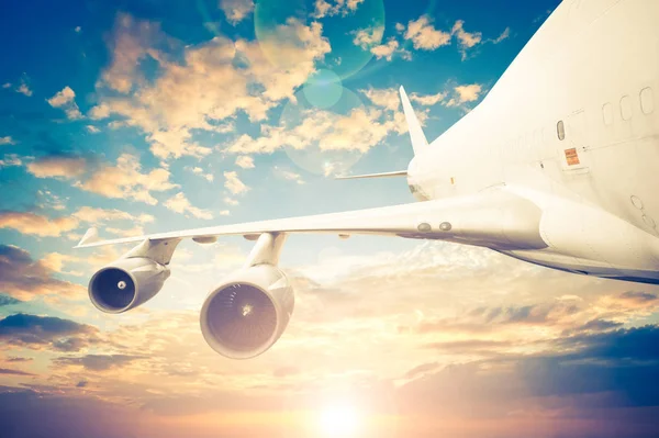 空 - レトロなビンテージ フィルター効果で旅客機 — ストック写真