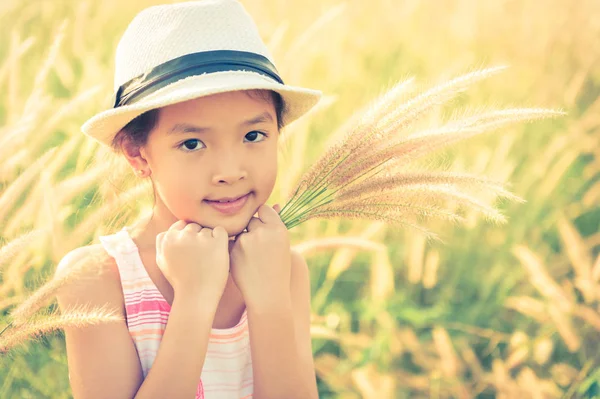 Petite fille asiatique sur prairie - effet filtre vintage rétro — Photo