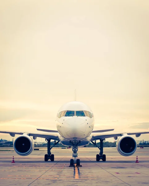 Commercial airplane parking - retro vintage filter effect — Stock Photo, Image