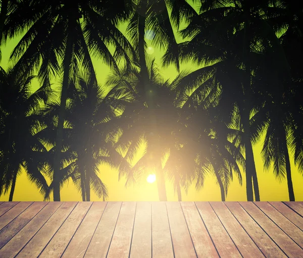 Houten vloer en kokosnoten silhouetten met tropische zonsondergang — Stockfoto