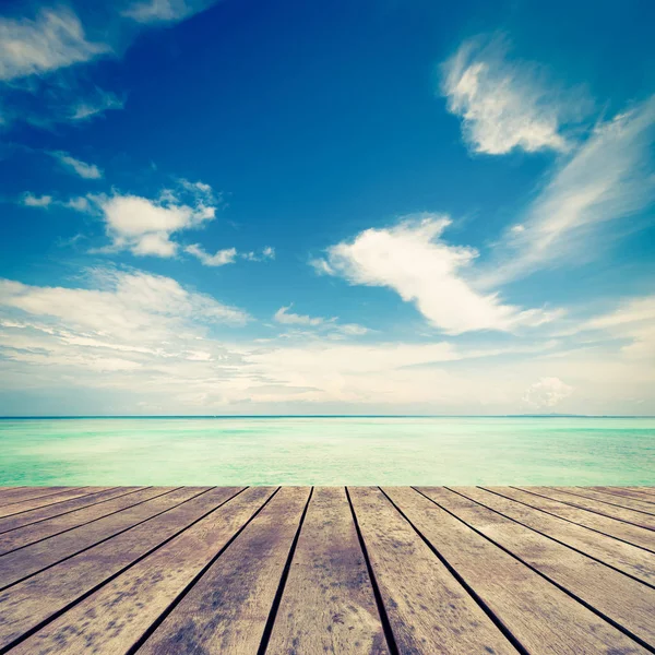 Platform yanında deniz - retro vintage filtre efekti