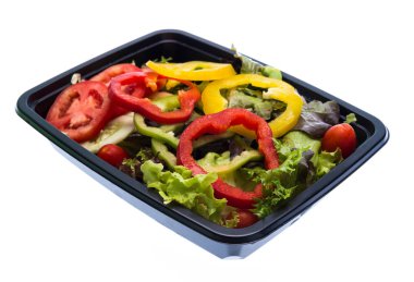 Beyaz arka plan üzerinde izole plastik kap içinde salata