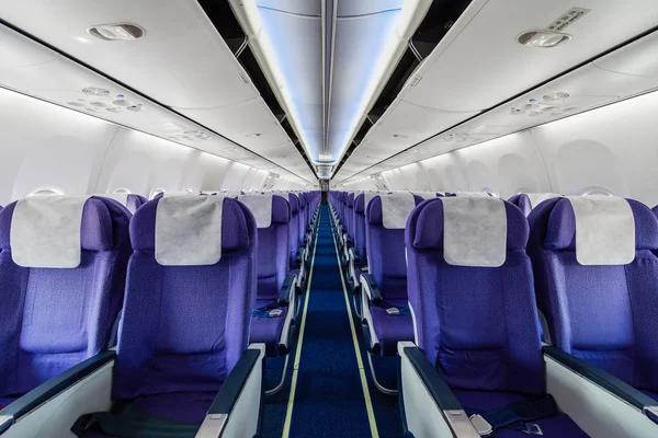 Asientos de avión de pasajeros vacíos en la cabina —  Fotos de Stock