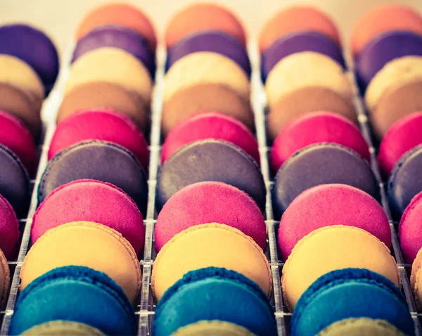 Macaron colorato in scatola, effetto filtro vintage retrò — Foto Stock