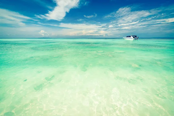 熱帯の海のレトロなビンテージ フィルター効果でスピード ボート — ストック写真