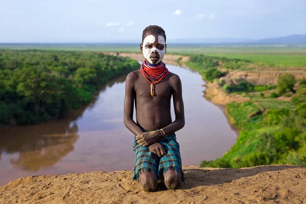 Young Girl Karo Tribe Ethiopia ロイヤリティフリーのストック写真