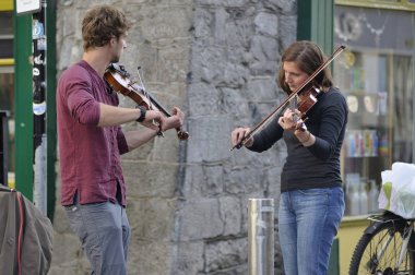 Alışveriş caddesi, Galway, İrlanda Haziran 2017, kemancı ikilisi