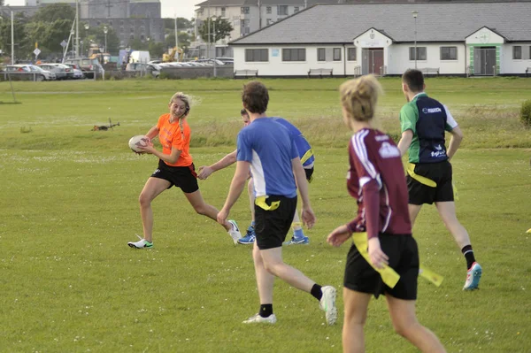 Claddagh, Galway, İrlanda rugby oynayan arkadaşlar Haziran 2017 dokunma