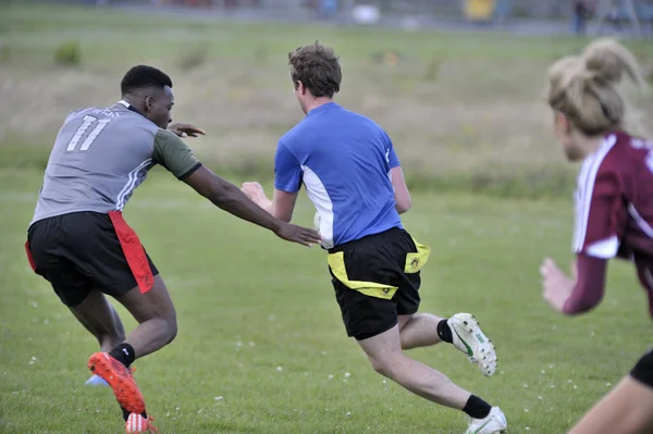 Claddagh, Galway, İrlanda rugby oynayan arkadaşlar Haziran 2017 dokunma