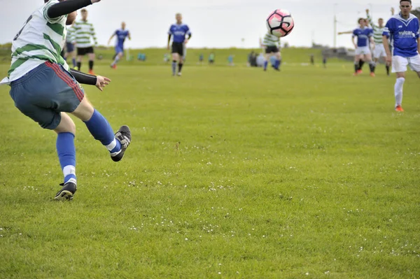 Claddagh, Galway, İrlanda Haziran 2017, adam bir haç yürütme