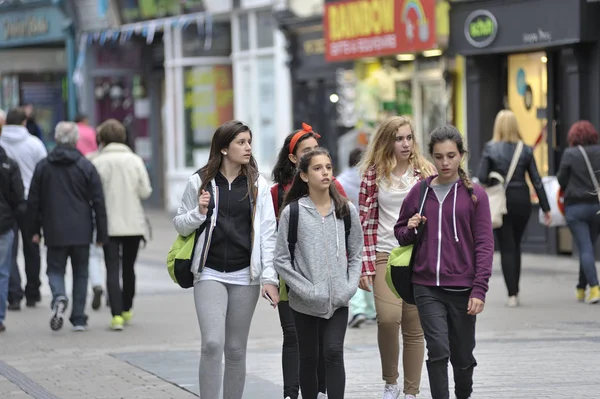 Galway, İrlanda Temmuz 2017, dow Erasmus öğrencileri yürüyüş grubu