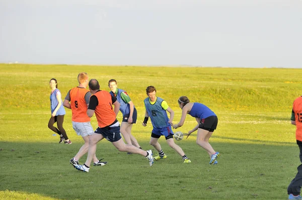 Claddagh, Galway, İrlanda rugby oynayan arkadaşlar Haziran 2017 dokunma
