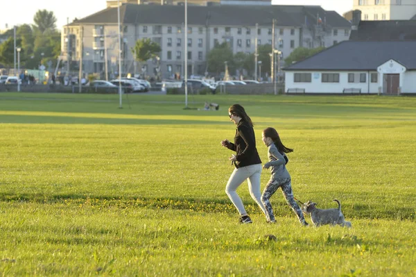 Claddagh, Galway, İrlanda Haziran 2017, anne, kızı ve do