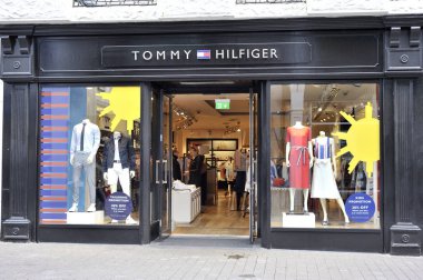 Alışveriş caddesi, Galway, İrlanda Haziran 2017, Tommy Hilfiger mağazası, gi