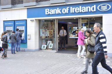 Mainguard Street, Galway, İrlanda Haziran 2017, Bank of Ireland, pe