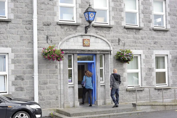  Galway, İrlanda Haziran 2017, ana Garda istasyonu, kız ve ent adam