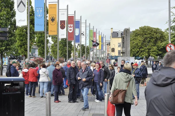 İrlanda Cumhuriyeti Meydanı, Galway, İrlanda Haziran 2017, Tur bir tou başlayan grup