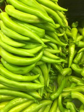 beyaz arkaplanda yeşil biber