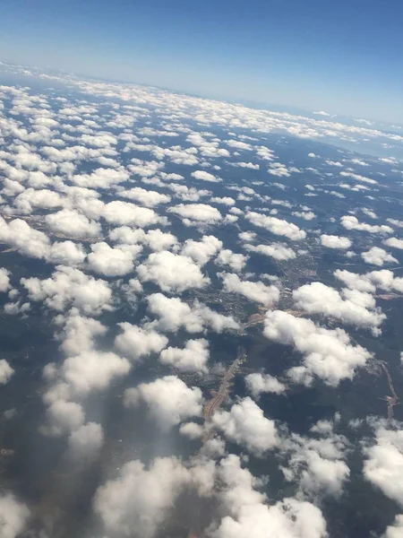 Skyene flyr rundt og skyter. – stockfoto