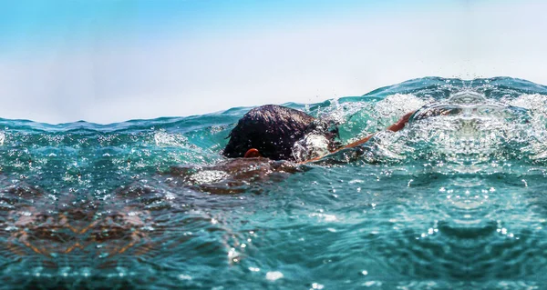 Zwemmen achtergrond isoleren — Stockfoto