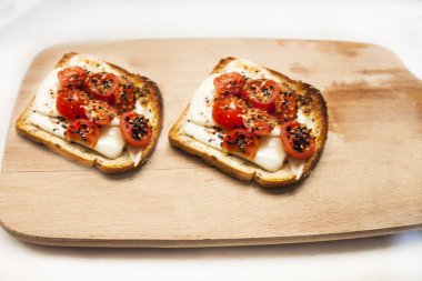 Domates ekmek peynir ile 