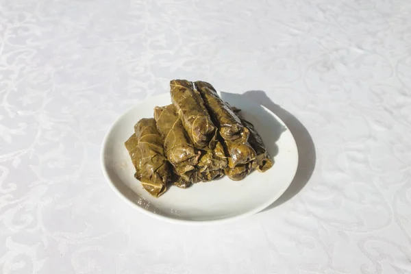 Sarma 大米和薄荷裹在葡萄藤叶 — 图库照片
