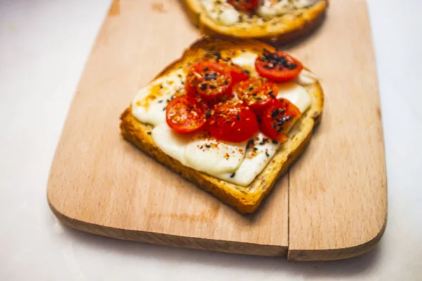 Tomaten met kaas van het brood — Stockfoto