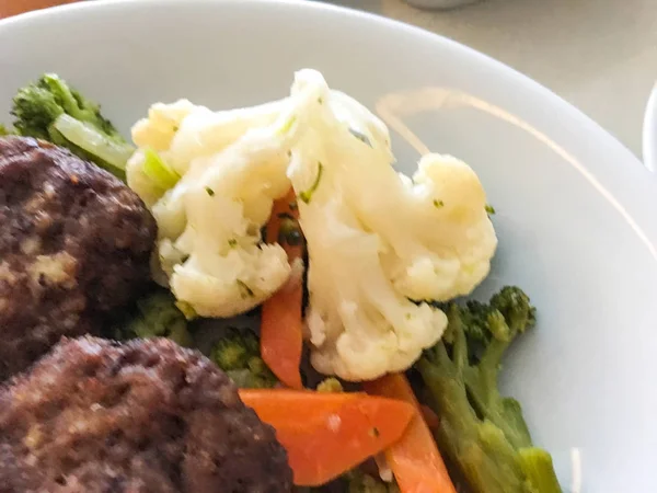 Albóndigas y verduras aisladas —  Fotos de Stock