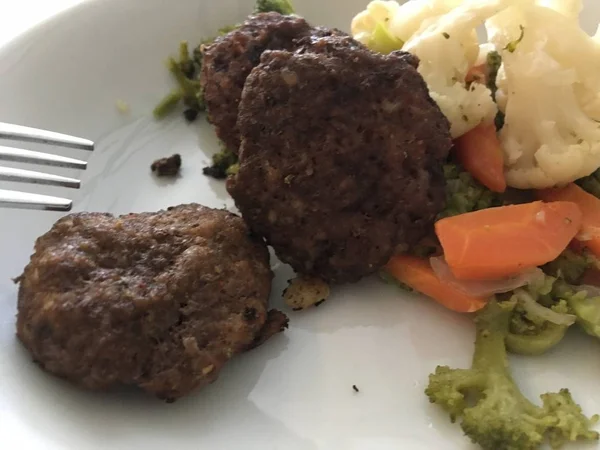 Albóndigas y verduras aisladas —  Fotos de Stock