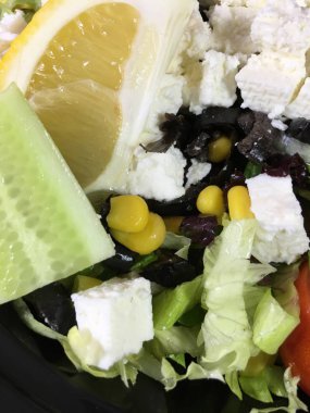 kutusu peynirli salata