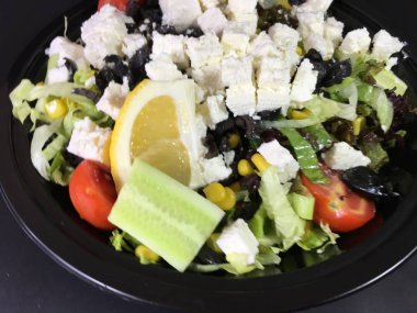 kutusu peynirli salata