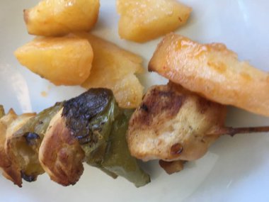 Tavuk şiş ve patates 