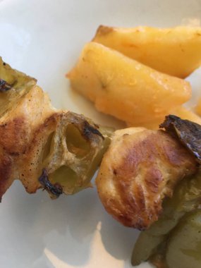 Tavuk şiş ve patates 