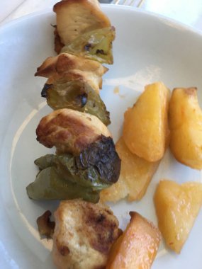 Tavuk şiş ve patates 