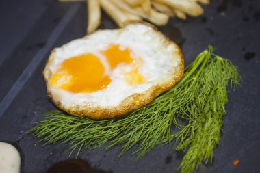 Sahanda yumurta izole