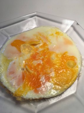 Sahanda yumurta izole