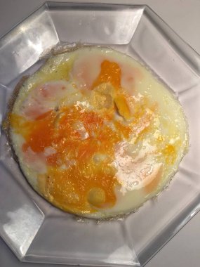 Sahanda yumurta izole