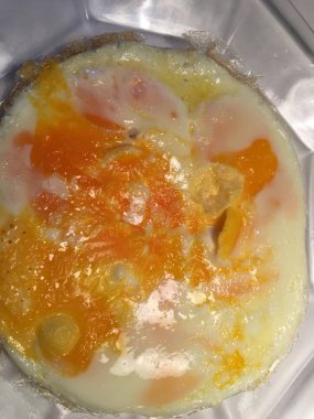 Sahanda yumurta izole