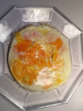 Sahanda yumurta izole