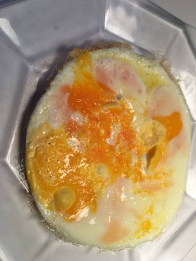 Sahanda yumurta izole