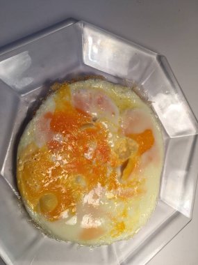 Sahanda yumurta izole