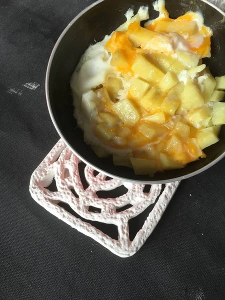 Potatis-ägg i stekpanna — Stockfoto