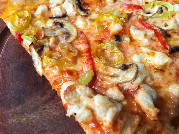 Pizza bakgrund isolera — Stockfoto