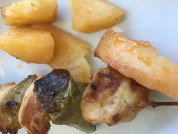 Brochettes de poulet et pommes de terre — Photo