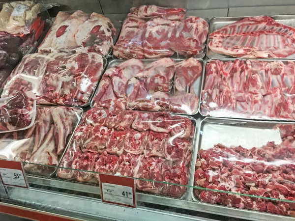 Carne Rossa Isolata Sul Fondo Del Mercato — Foto Stock